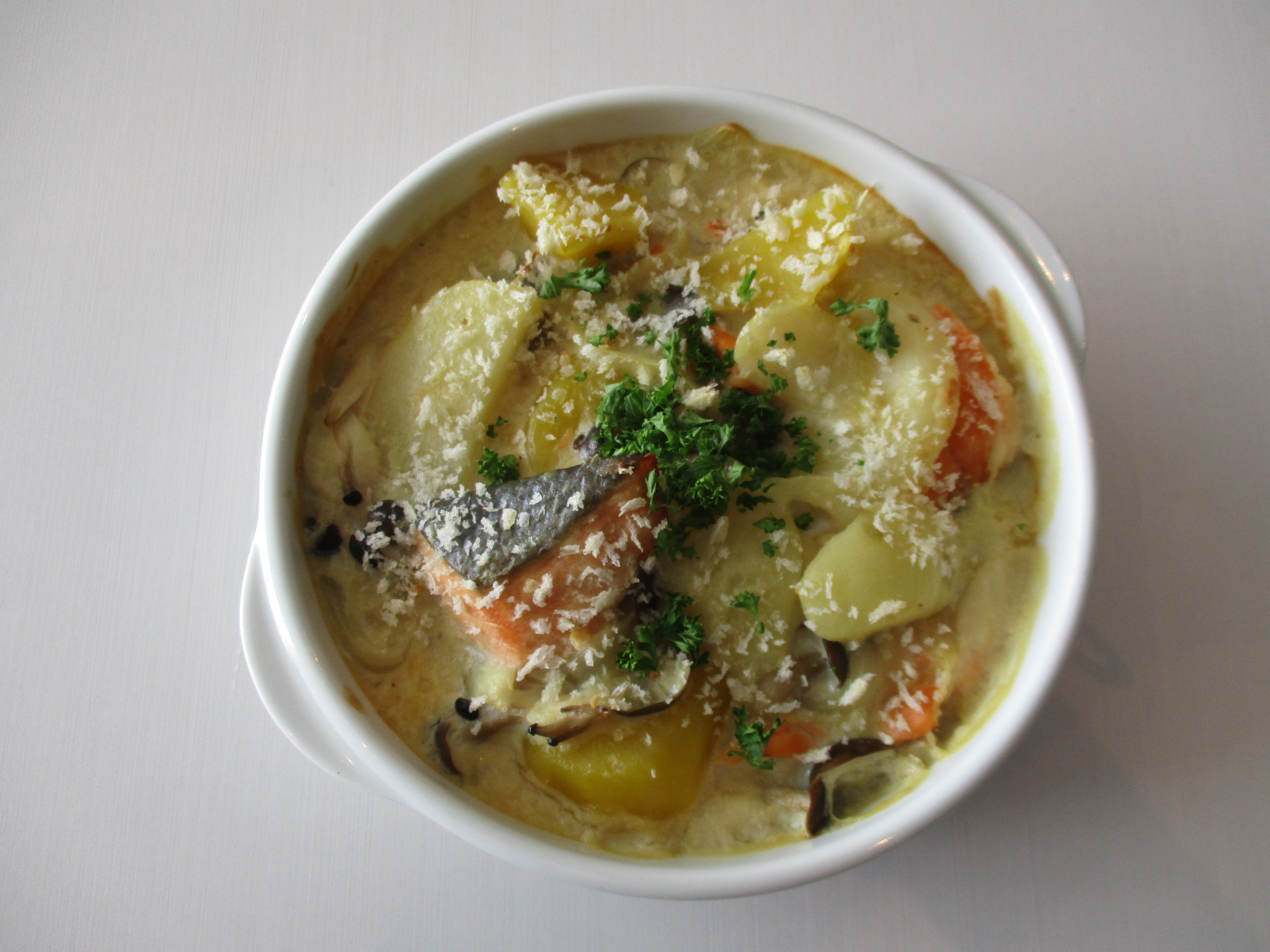 鮭とじゃがいもの豆乳グラタン