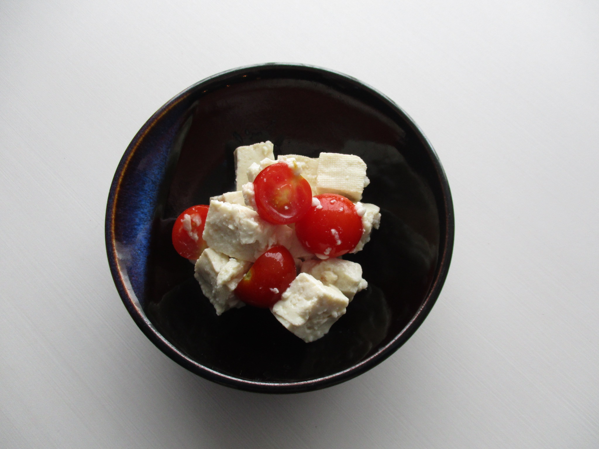 トウフとトマトの塩糀和え