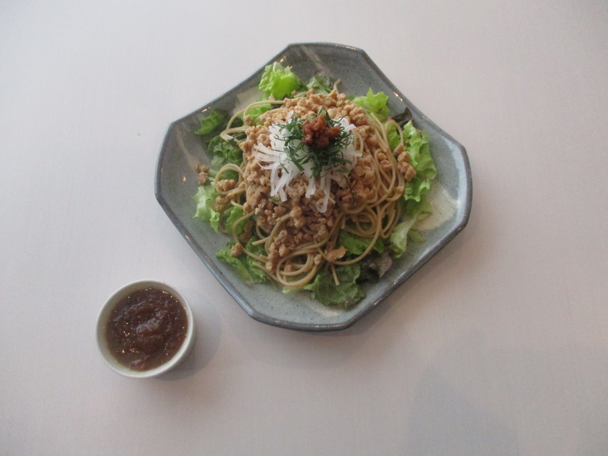 大豆ミートのサラダパスタ　オニオンドレッシング