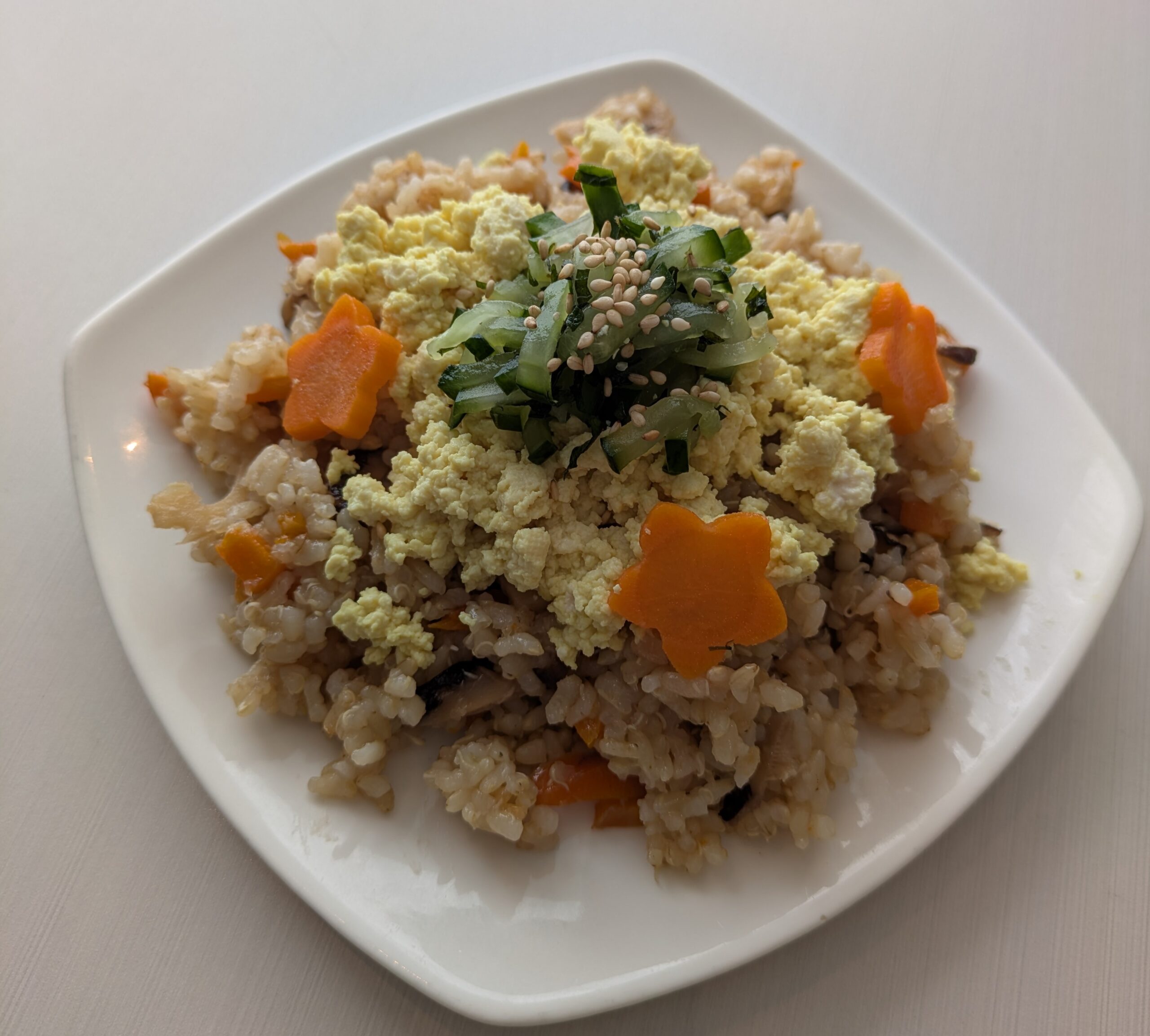 キヌア入り玄米バラ寿司 豆腐そぼろ